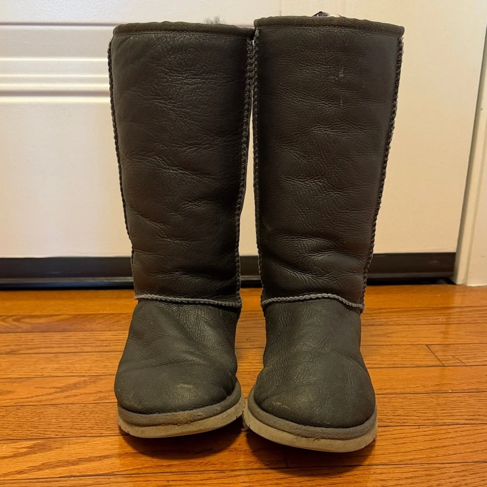 UGG Australia Classic Tall Bomber Boots Black Leather Sheepskin Lined Size 6